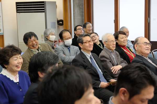 会场的气氛热烈起来了